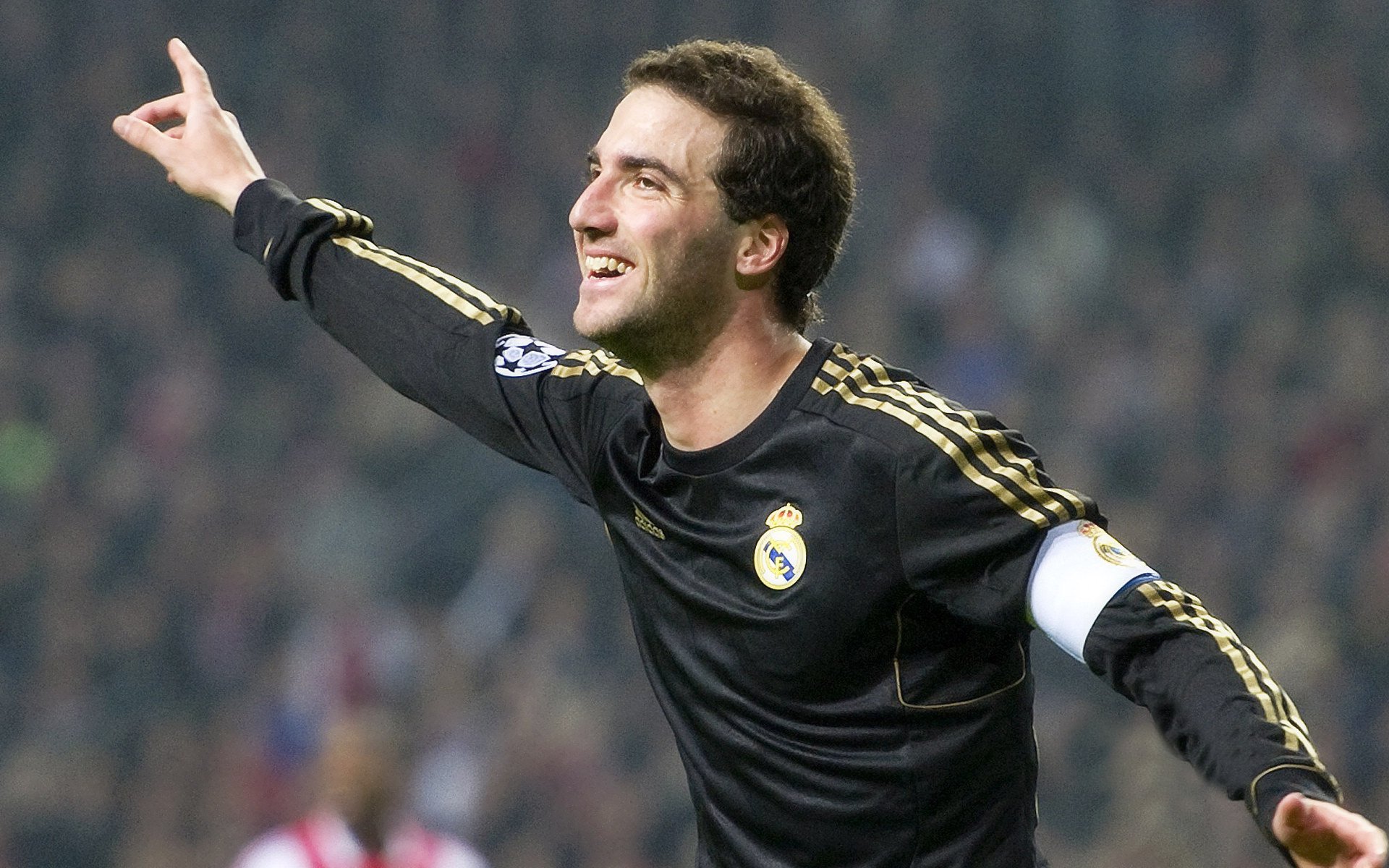 AC米兰近期连续取得胜利稳居榜首，ac米兰2021